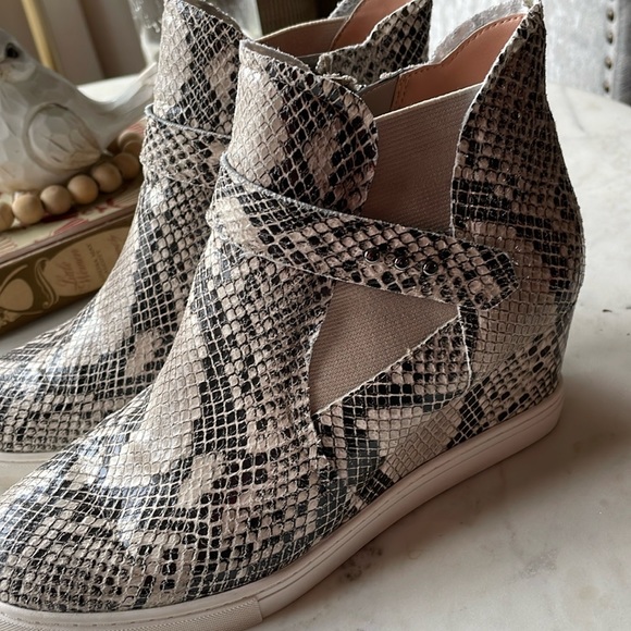 Linea Paolo Snakeskin Printed Wedge Sneakers size 7.5 - Picture 1 of 7